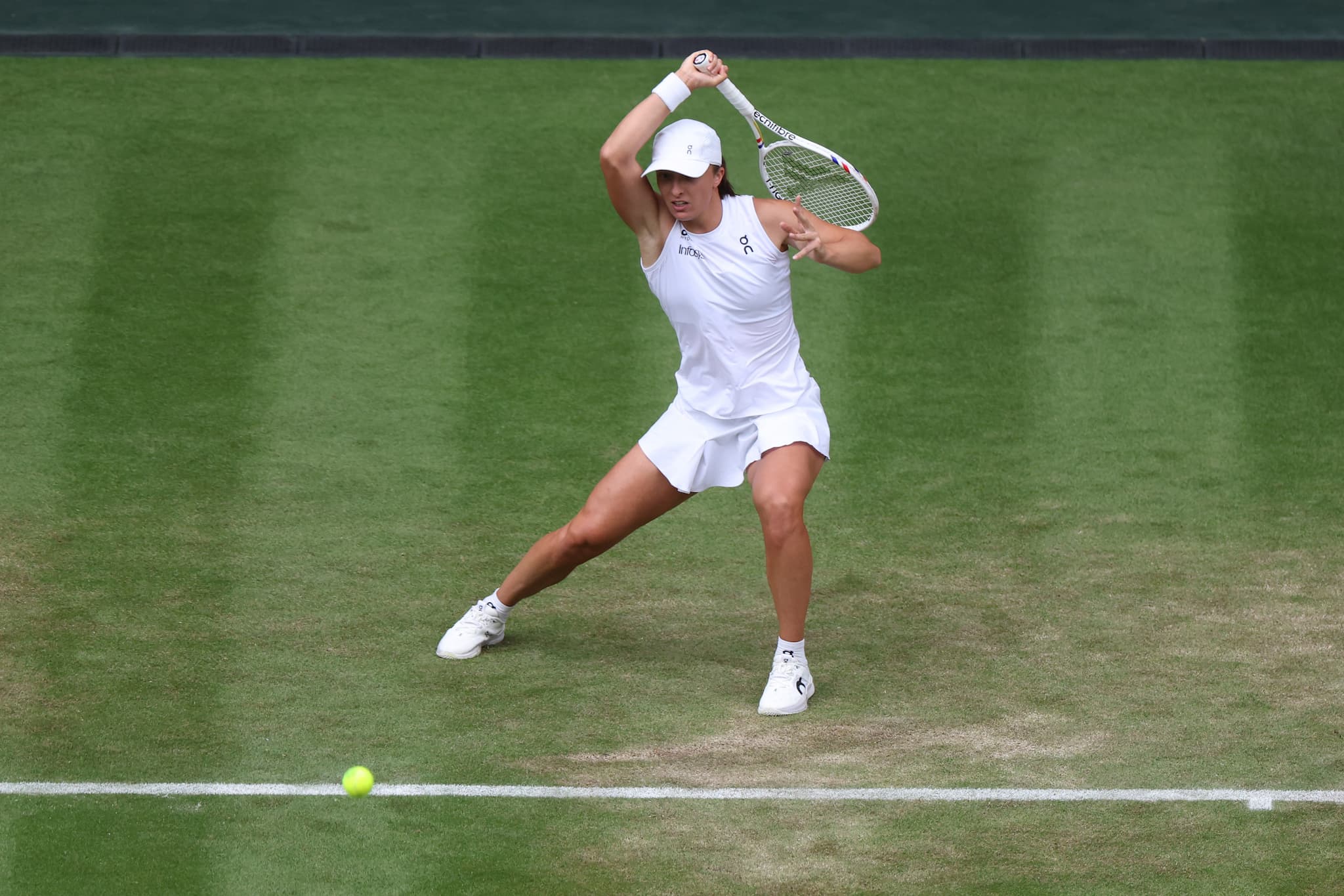 Iga Swiantek - Tennis player in action on a grass court